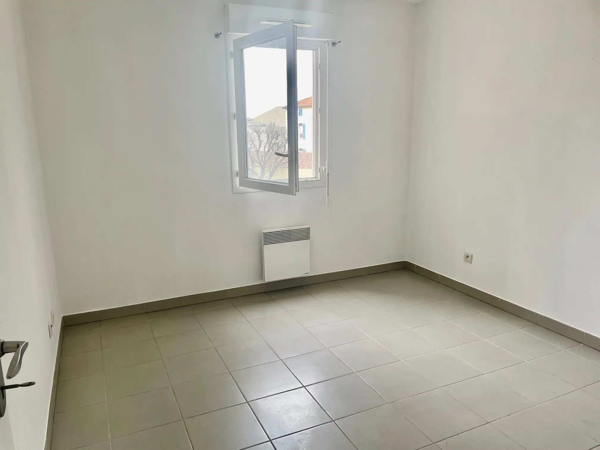 T3 récent, ensoleillé, calme, avec grande terrasse et possibilité garage
