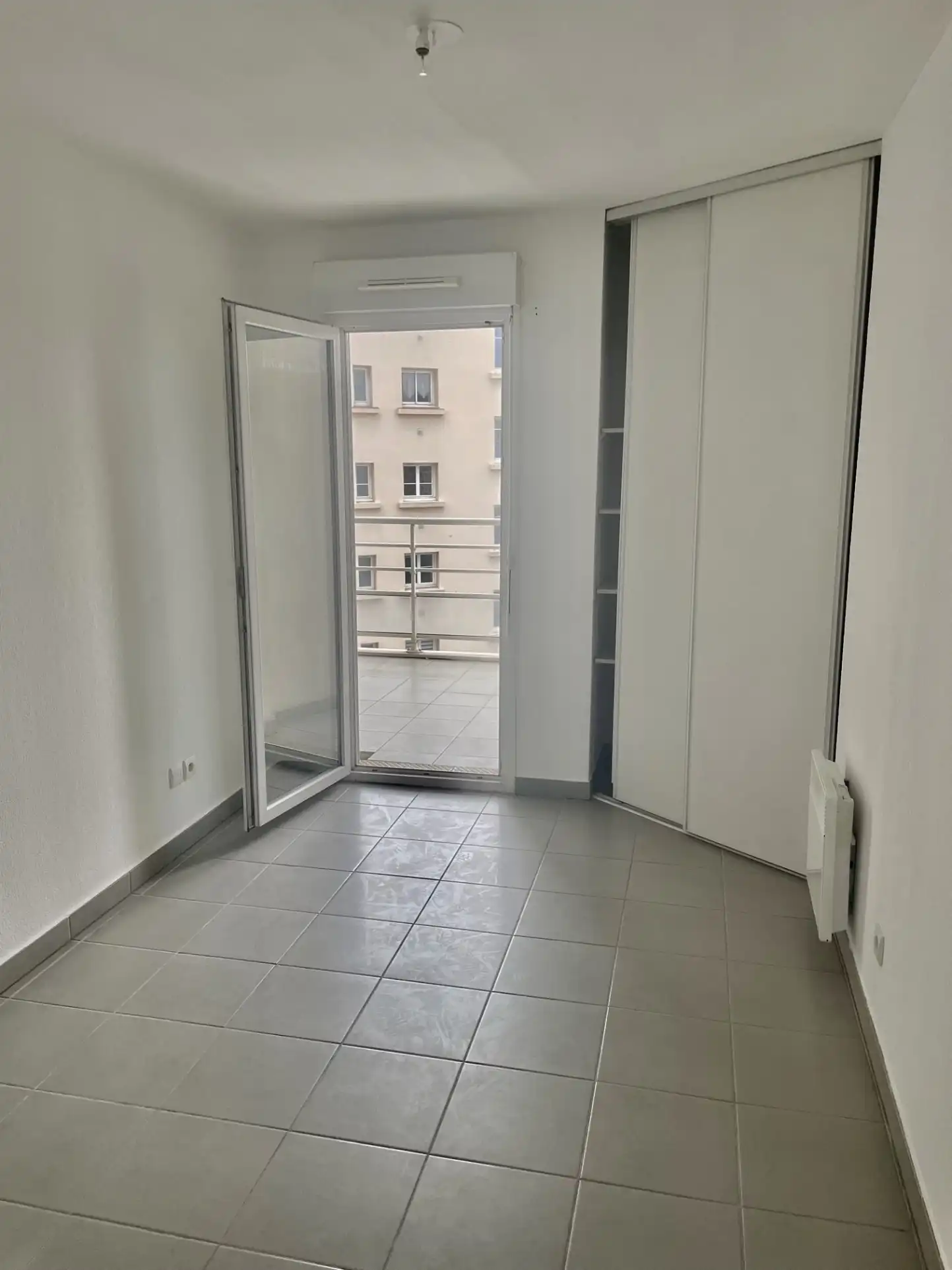 T3 récent, ensoleillé, calme, avec grande terrasse et possibilité garage