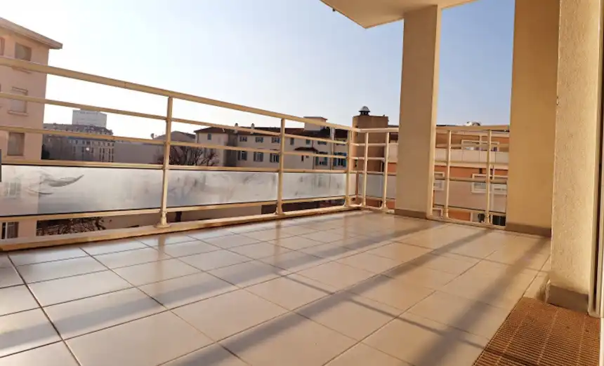 T3 récent, ensoleillé, calme, avec grande terrasse et possibilité garage